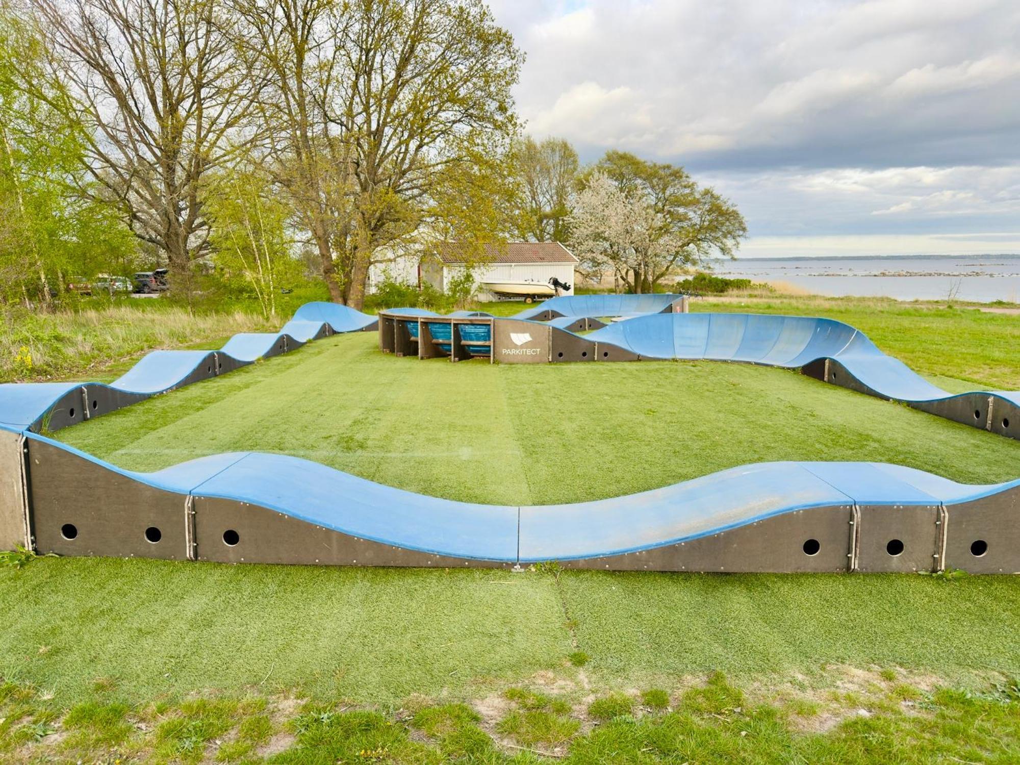 Toppmodernt Litet Hus Naera Slott Och Havet *